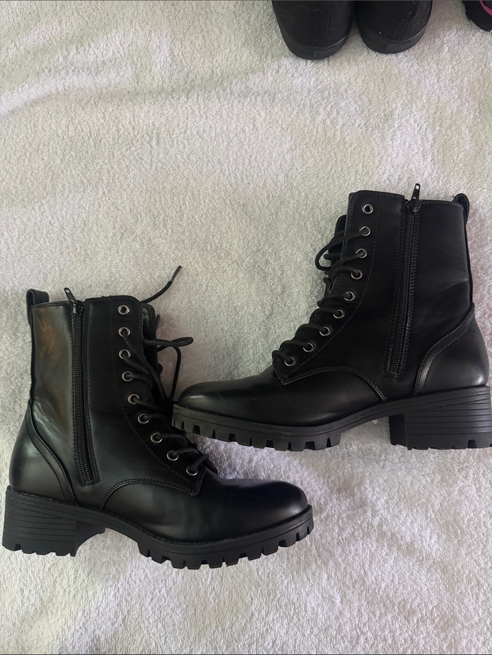 Sugar Women's Black Lace-Up Size 8 Combat Boots with Side Zipper